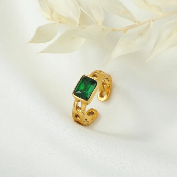 Emerald Gold Link Ring – Statement Jewelry with Emerald-Cut Green Crystal